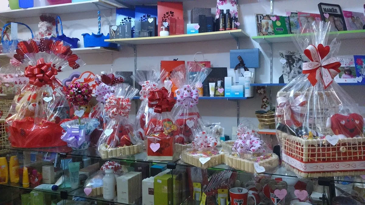 Amor e Emoção Cestas, Presentes Personalizados e Balões com Gás Hélio — Bolos e Doces em Campos do Jordão